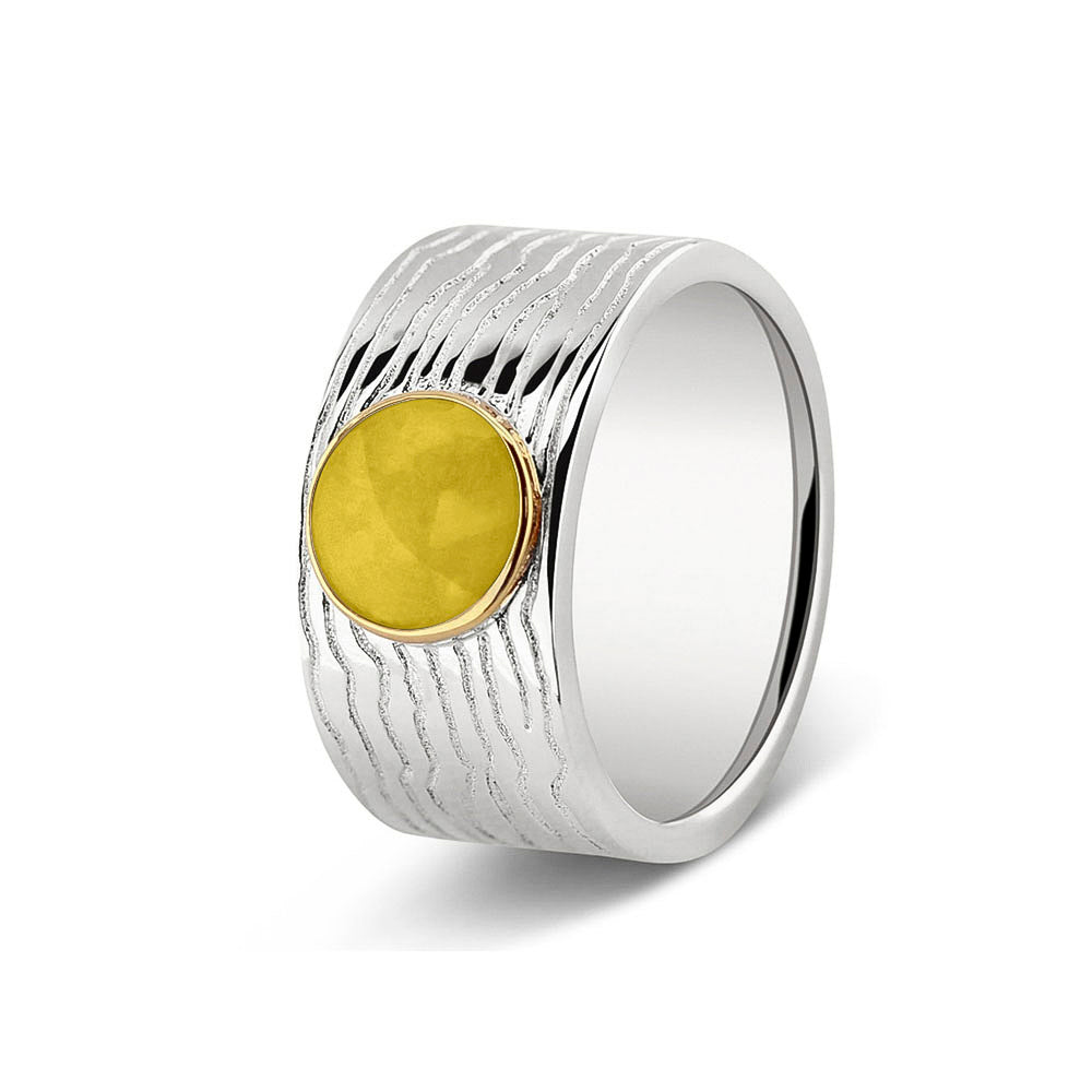Zilveren herinneringsring 10 mm, waar zichtbaar as of haar verwerkt wordt in het sierlijke ronde ornamentje van 14 KT geelgoud. yellow