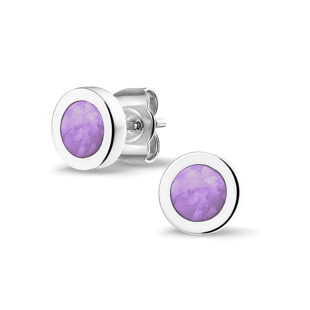 Rond gevormde oorstekers 8 mm aan de voorzijde zichtbaar gevuld met as of haar. Purple