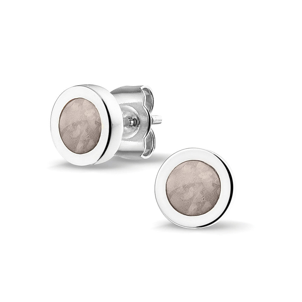 Rond gevormde oorstekers 8 mm aan de voorzijde zichtbaar gevuld met as of haar. Silver