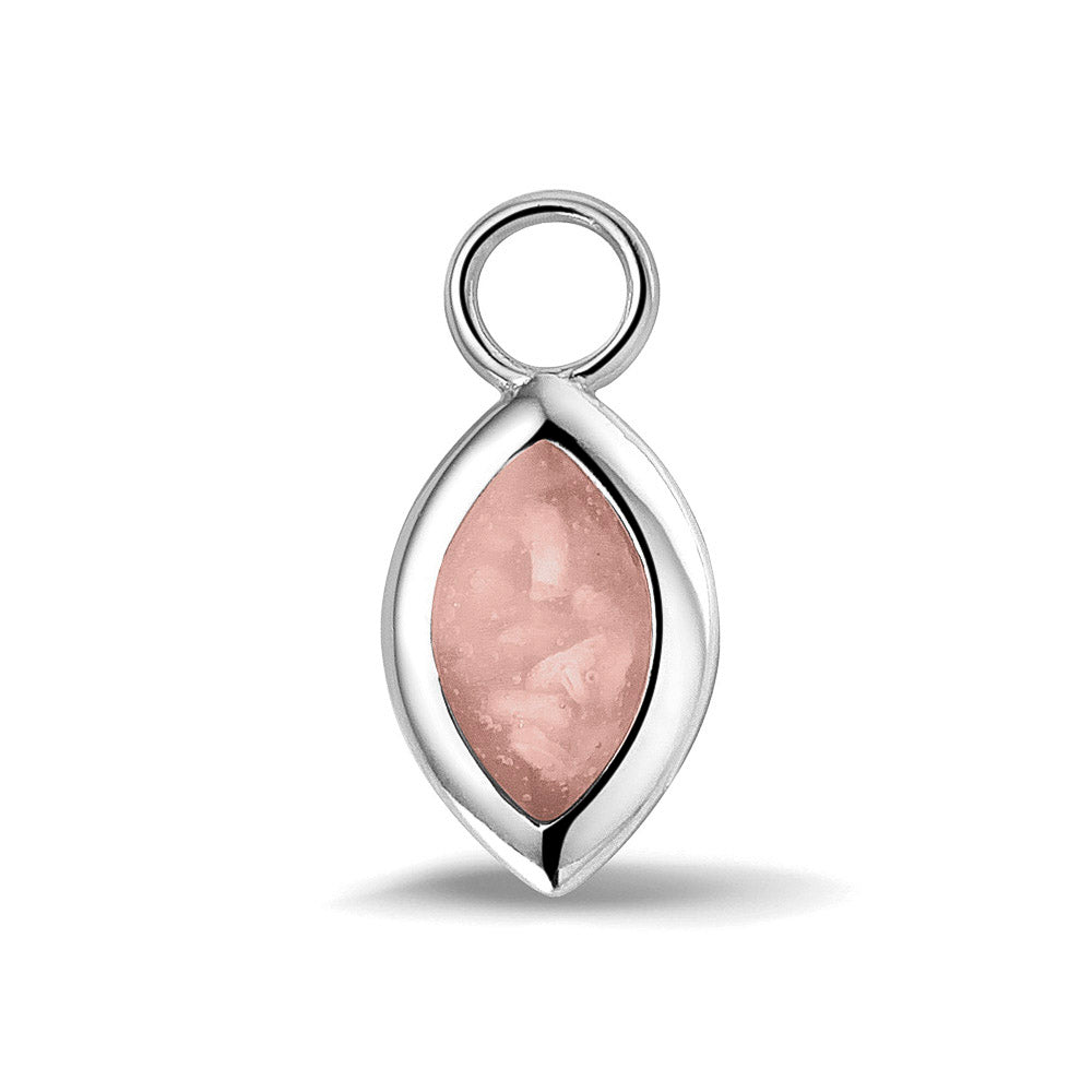 Oorhangers 21 mm lang die aan de voorzijde zichtbaar gevuld worden met as of haar. blush. De bijbehorende creolen zijn te bestellen naar wens  in gladde vorm  of afgewerkt met zirkonia's.  
