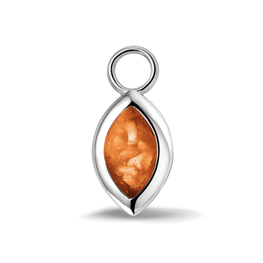 Oorhangers 21 mm lang die aan de voorzijde zichtbaar gevuld worden met as of haar. Orange. De bijbehorende creolen zijn te bestellen naar wens  in gladde vorm  of afgewerkt met zirkonia's.  