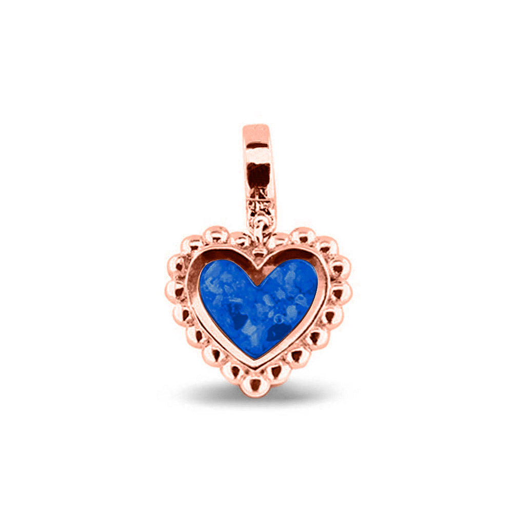 Hartvormige asbedel, die aan de voorzijde zichtbaar gevuld wordt met as of haar. Het vullen en sealen met een keuze in 20 kleuren, wordt in onze ambachtelijke edelsmederij gedaan. Blue