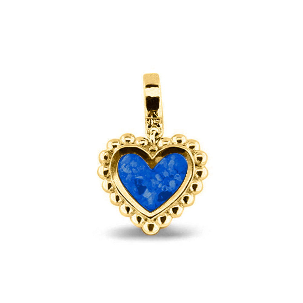Hartvormige asbedel, die aan de voorzijde zichtbaar gevuld wordt met as of haar. Het vullen en sealen met een keuze in 20 kleuren, wordt in onze ambachtelijke edelsmederij gedaan. Blue