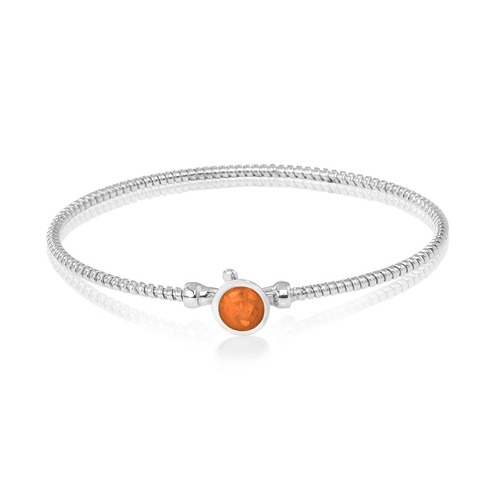 Zilveren as armband met in het midden een ornamentje, gedenksieraad. Orange