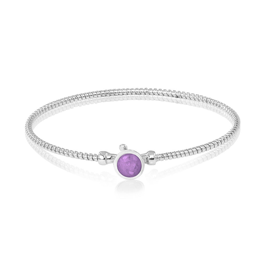 Zilveren as armband met in het midden een ornamentje, gedenksieraad. Purple