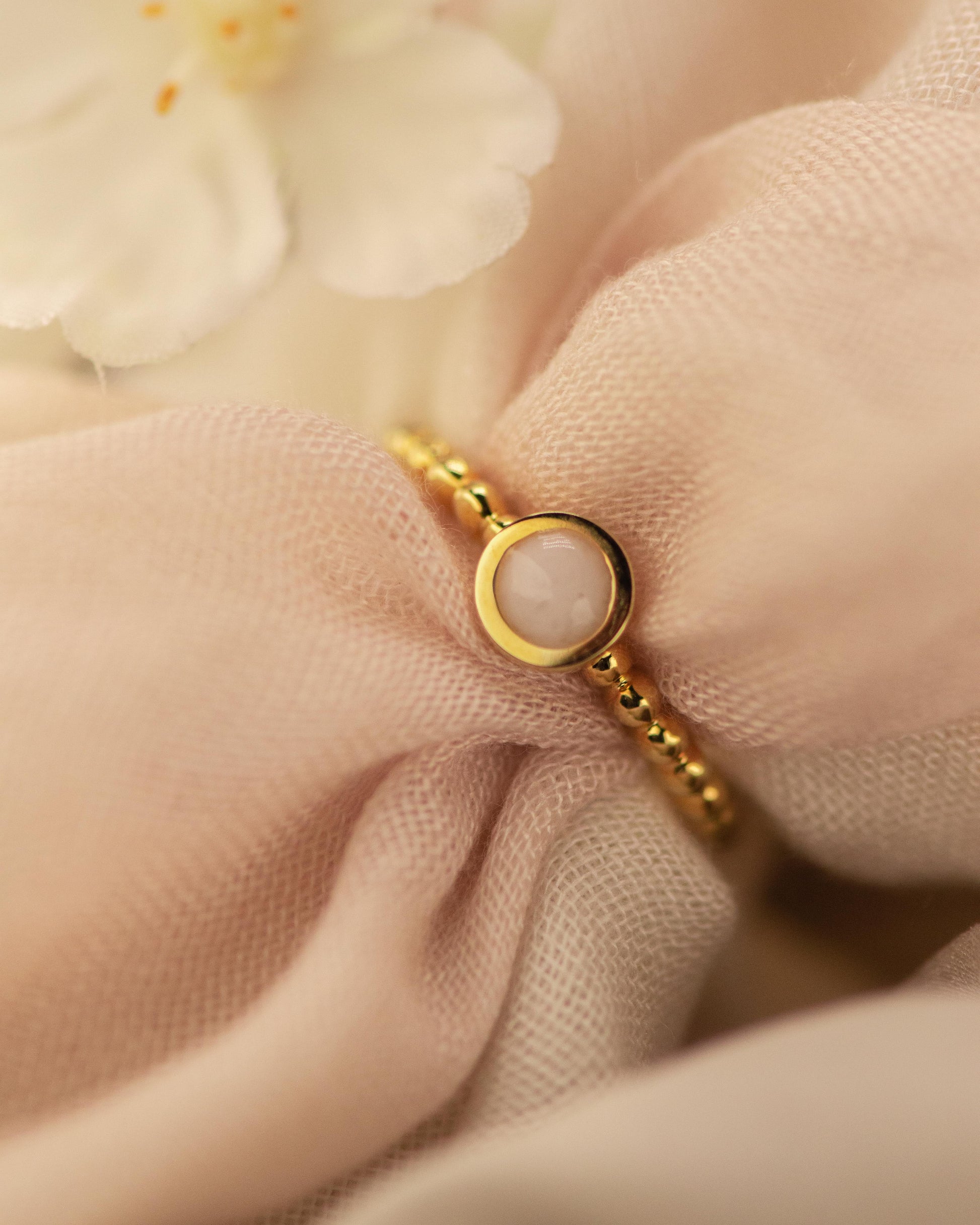 Diameter rondje: 6 mm, Ringband: 2 mm. Ring als gedenksieraad met een rondje er boven op , waar zichtbaar as of haar  in verwerkt wordt. De asring is leverbaar in zilver en in 14 en 18 KT geelgoud/witgoud en roségoud. 