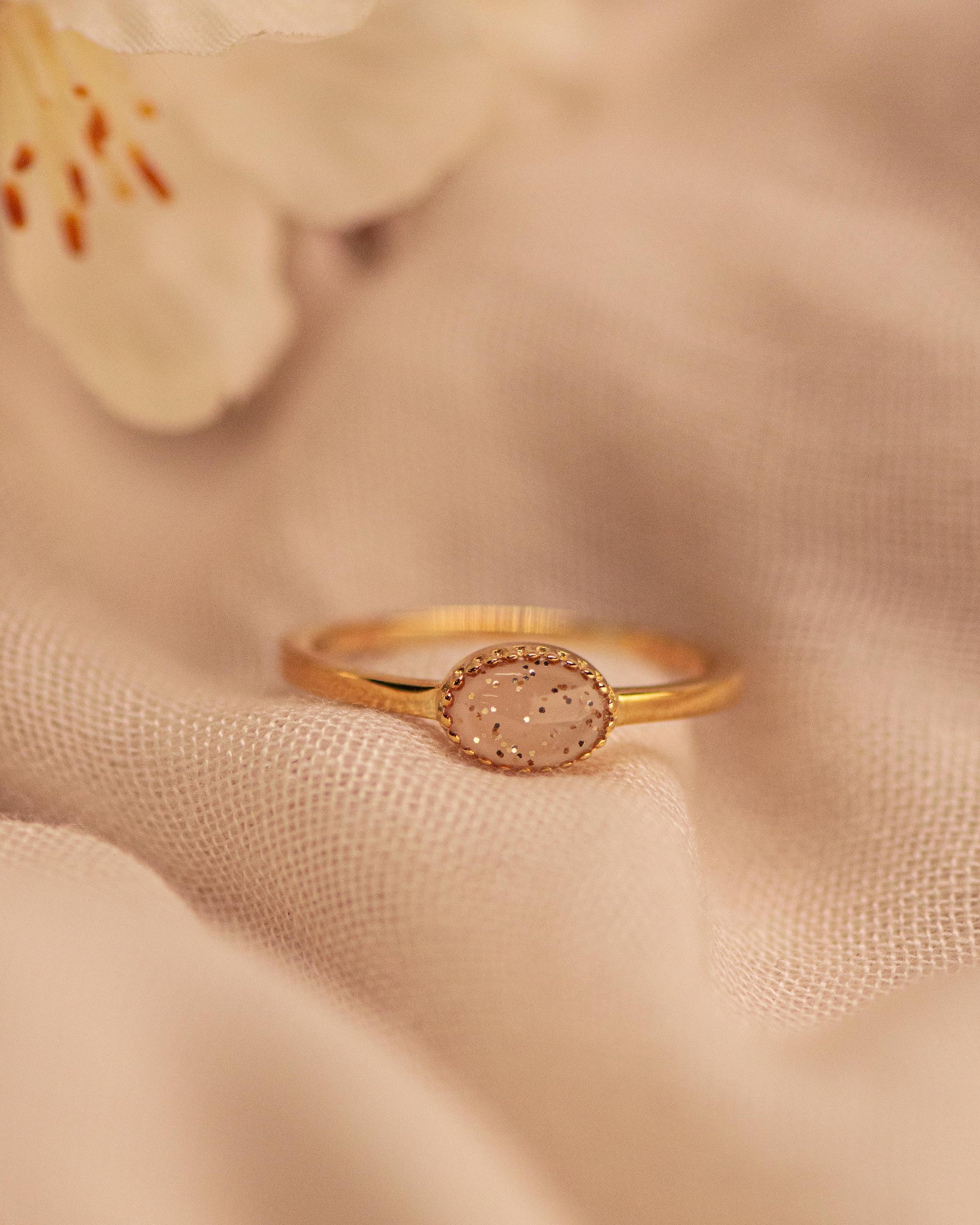Afmeting ovaal: 8x6 mm, Ringband: 1.5 mm. Gedenksieraad, ring met een hartje er boven op , waar zichtbaar as of haar  in verwerkt wordt. De asring is leverbaar in zilver en in 14 en 18 KT geelgoud/witgoud en roségoud.