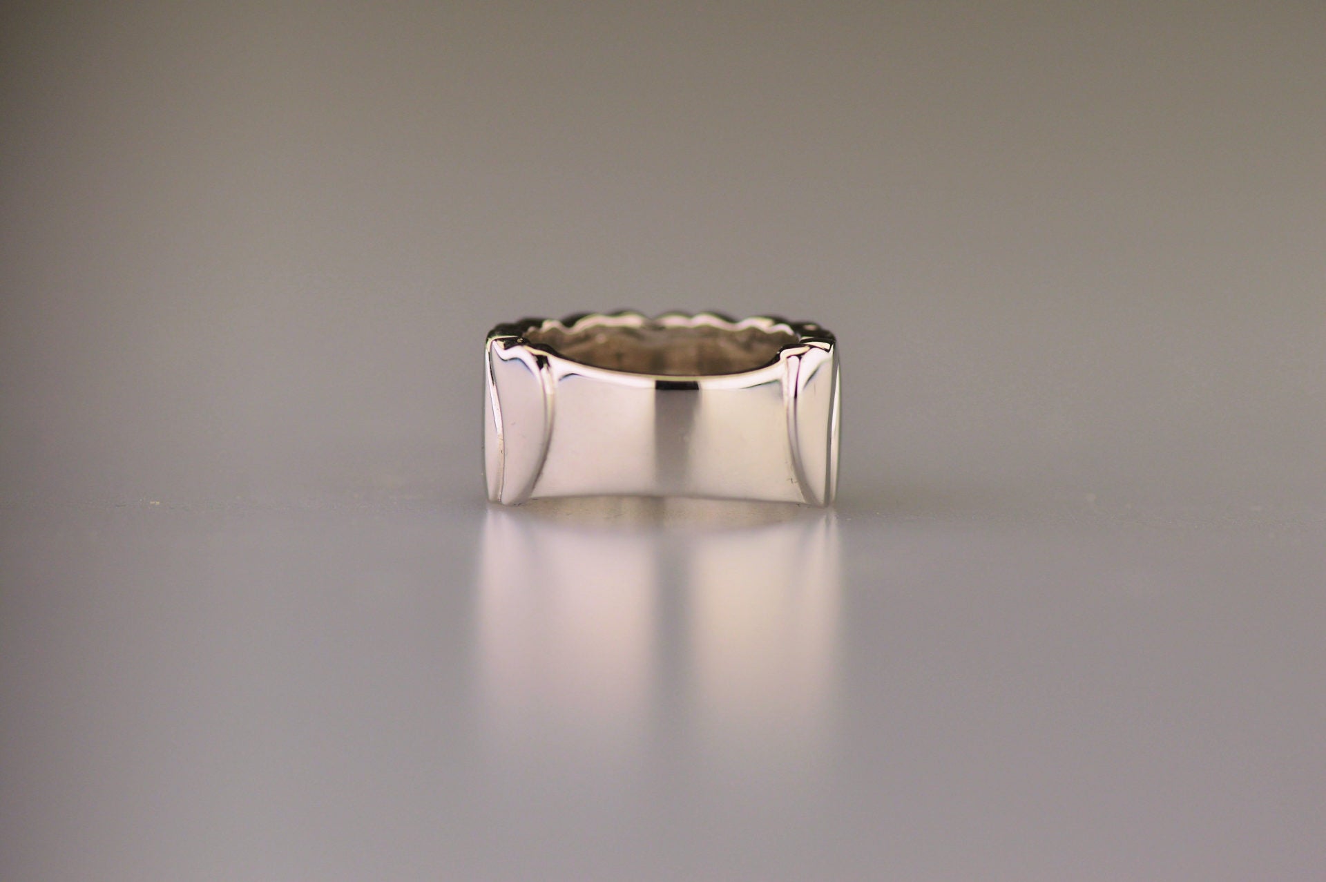 Ring 12 mm uit onze serie gedenksieraden, waar aan de bovenzijde zichtbaar as of haar (of eventueel melktandjes of moedermelk) verwerkt wordt in een hartje. alle