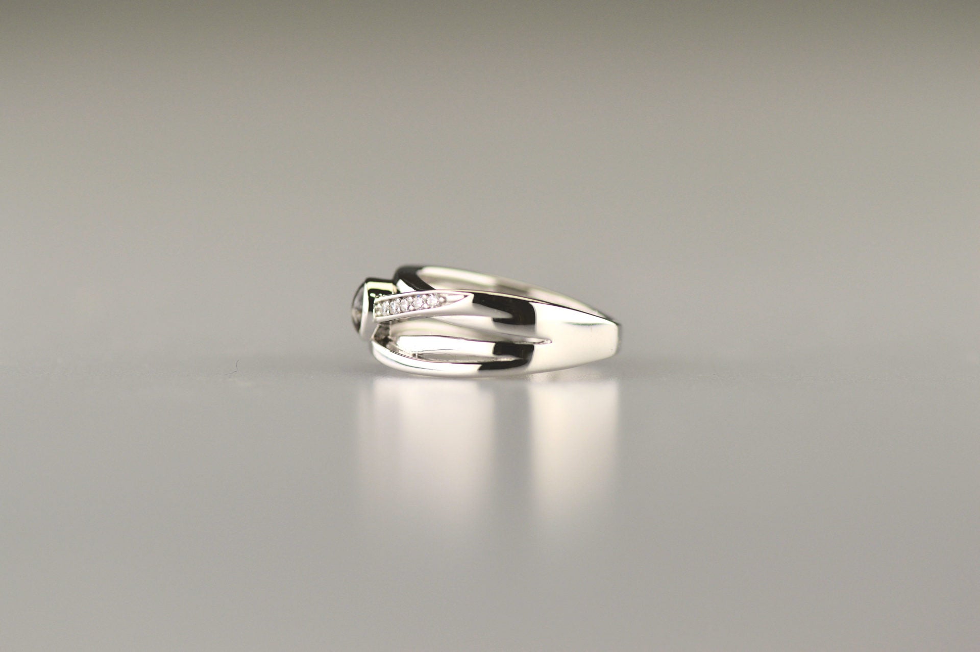 Gedenksieraad, creatieve ring 9 mm breed waar aan de bovenzijde zichtbaar as of haar verwerkt wordt in een deel van de ringband, een andere band is gezet met zirkonia's of diamanten naar keuze. alle
