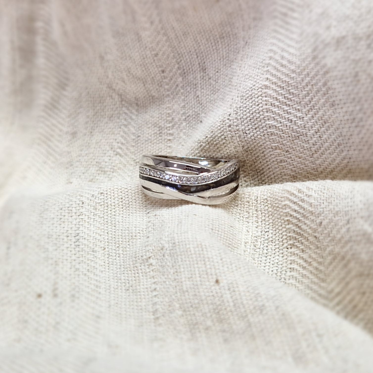 Gedenksieraad, creatieve ring 8 mm waar aan de bovenzijde zichtbaar as of haar verwerkt wordt in een deel van de ringband, een andere band is gezet met zirkonia's of diamanten naar keuze.  alle