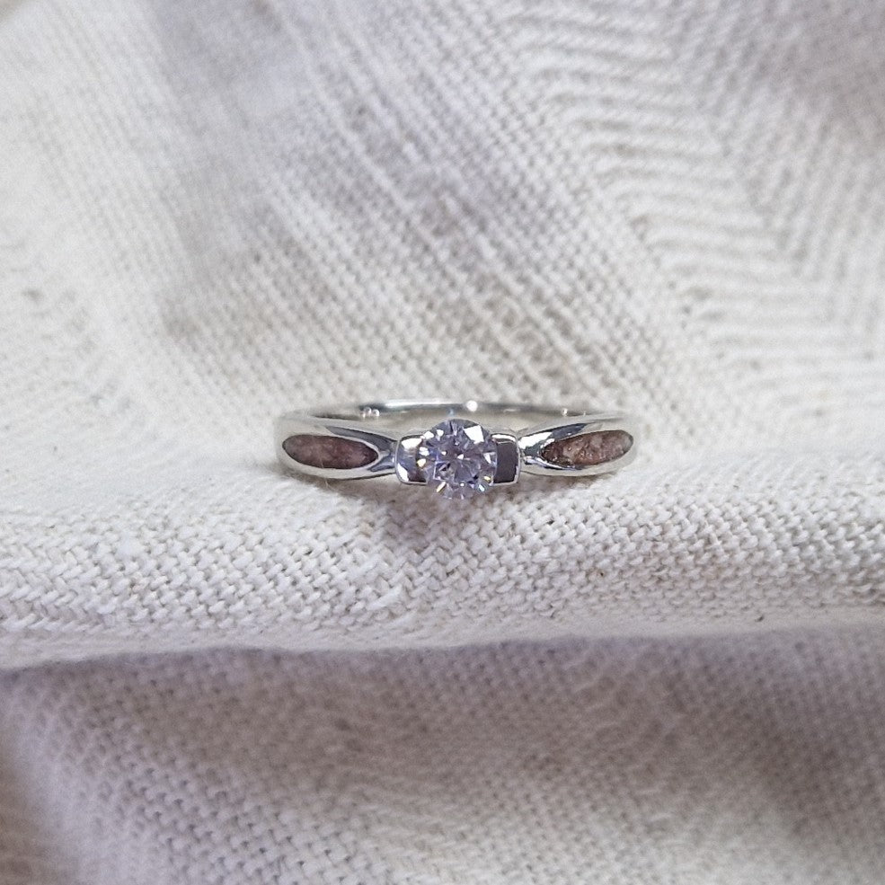  Gedenksieraad, ring 3 mm met edelsteen naar keuze, geflankeerd door twee compartimenten waar zichtbaar as of haar  in verwerkt wordt.alle