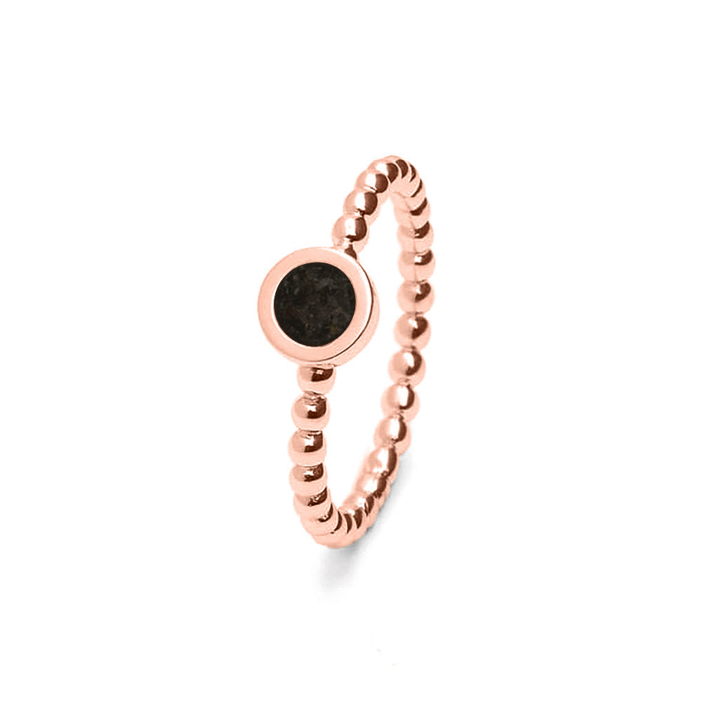 Diameter rondje: 6 mm, Ringband: 2 mm. Ring als gedenksieraad met een rondje er boven op , waar zichtbaar as of haar  in verwerkt wordt. Black