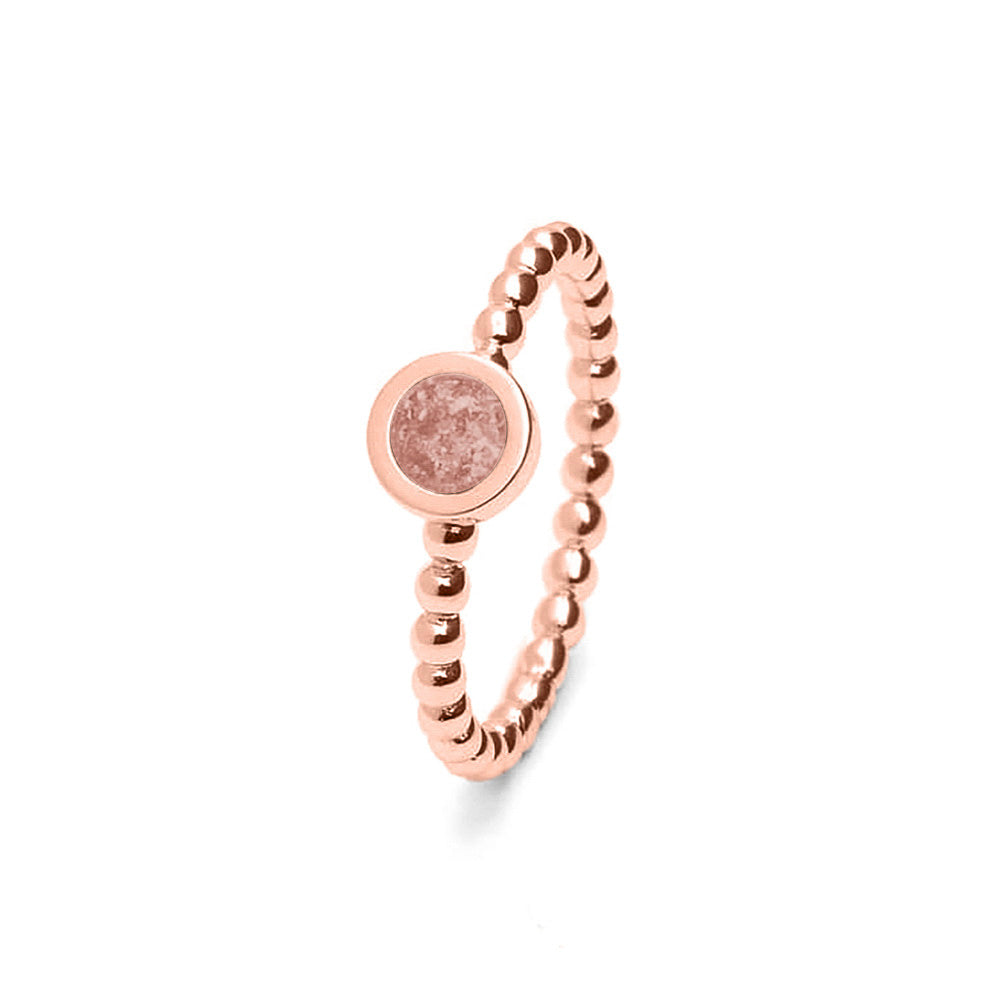 Diameter rondje: 6 mm, Ringband: 2 mm. Ring als gedenksieraad met een rondje er boven op , waar zichtbaar as of haar  in verwerkt wordt. Blush