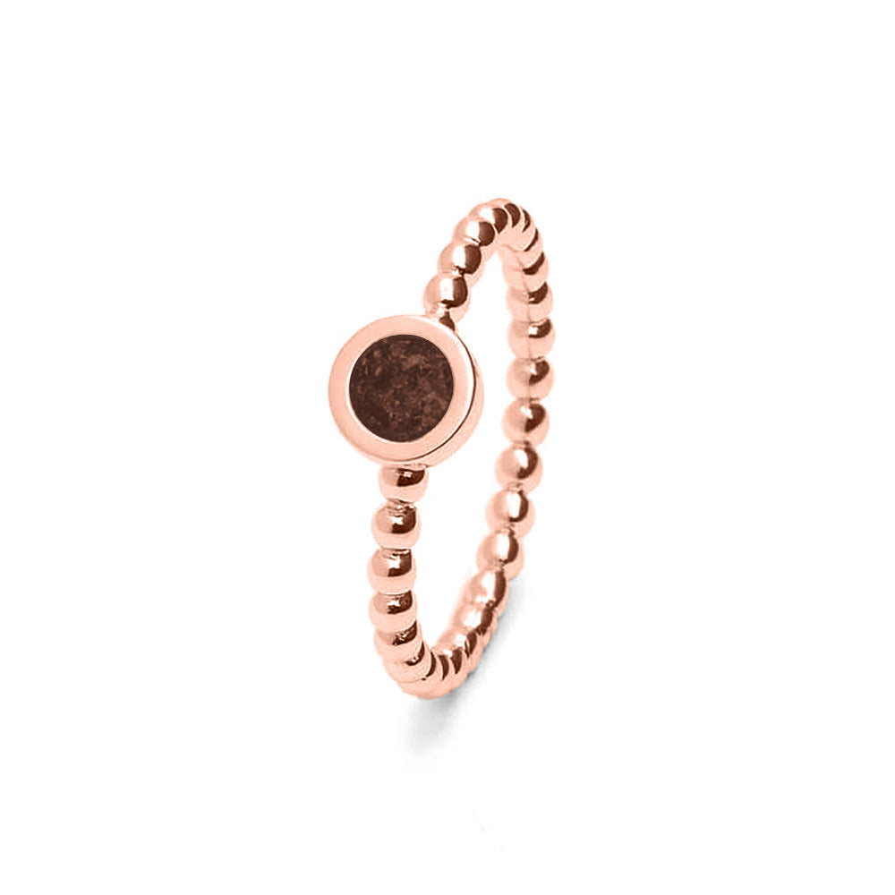 Diameter rondje: 6 mm, Ringband: 2 mm. Ring als gedenksieraad met een rondje er boven op , waar zichtbaar as of haar  in verwerkt wordt. Brown