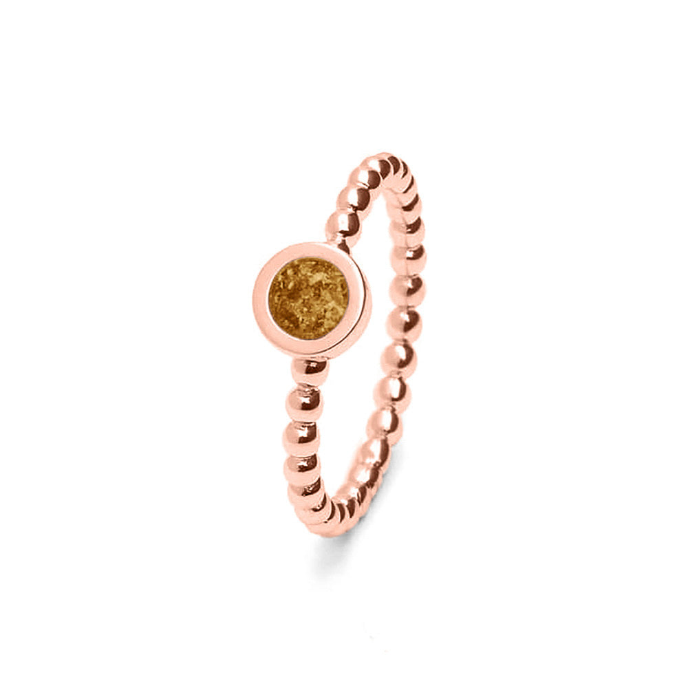 Diameter rondje: 6 mm, Ringband: 2 mm. Ring als gedenksieraad met een rondje er boven op , waar zichtbaar as of haar  in verwerkt wordt. Gold