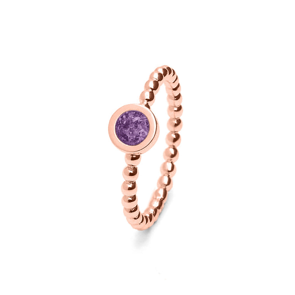 Diameter rondje: 6 mm, Ringband: 2 mm. Ring als gedenksieraad met een rondje er boven op , waar zichtbaar as of haar  in verwerkt wordt. Purple