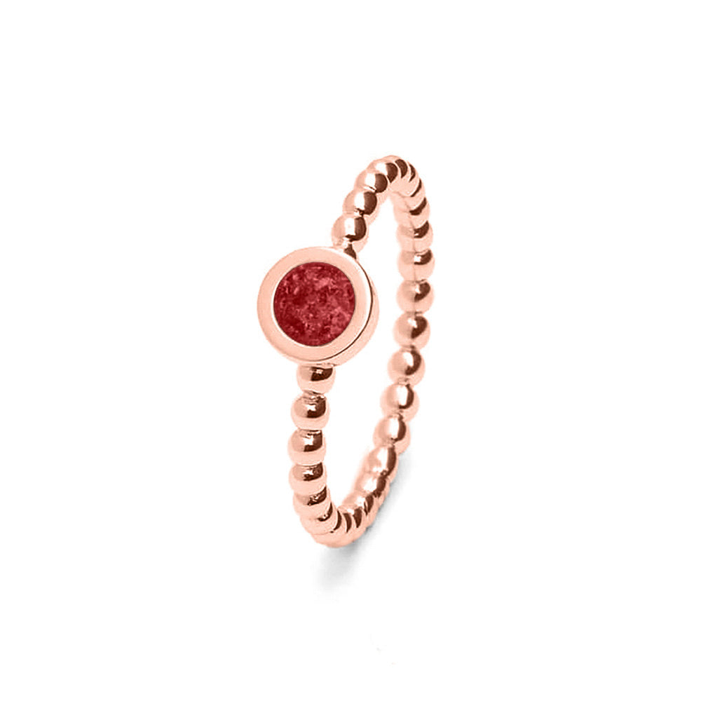 Diameter rondje: 6 mm, Ringband: 2 mm. Ring als gedenksieraad met een rondje er boven op , waar zichtbaar as of haar  in verwerkt wordt. Red