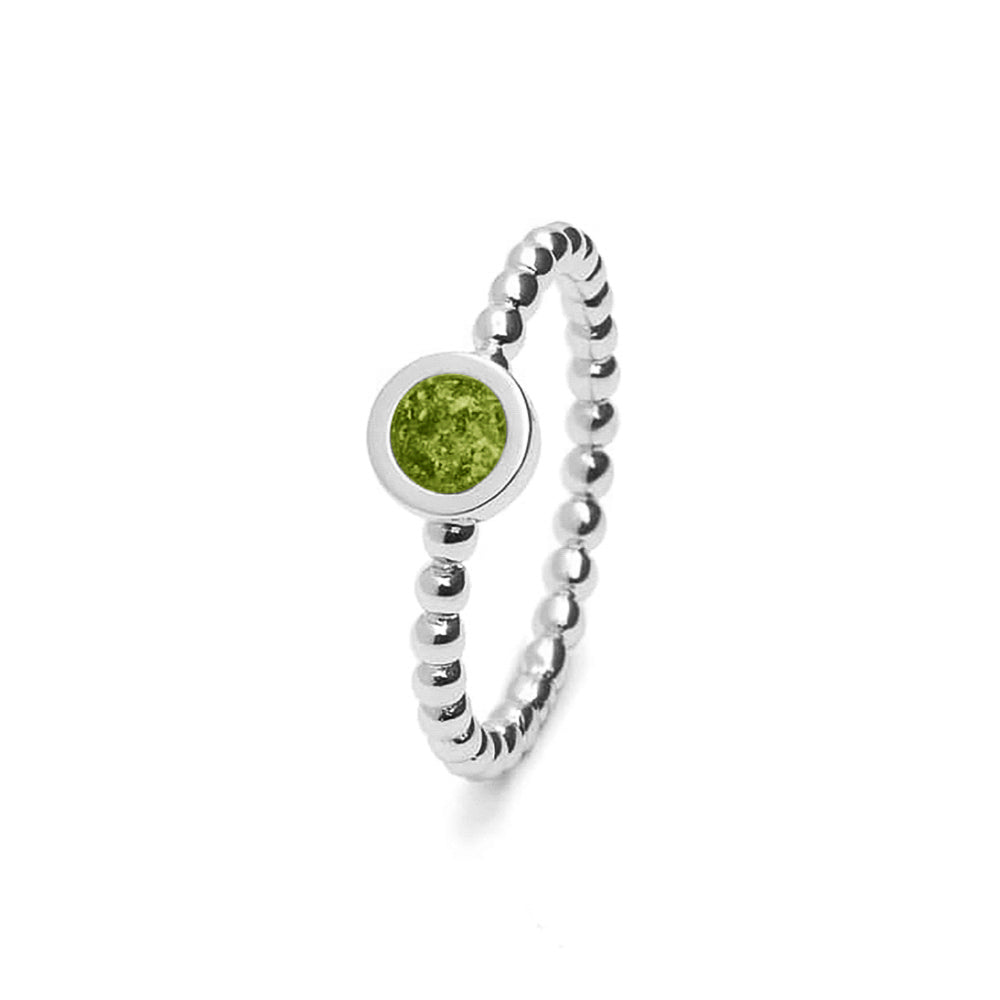 Diameter rondje: 6 mm, Ringband: 2 mm. Ring als gedenksieraad met een rondje er boven op , waar zichtbaar as of haar  in verwerkt wordt. Green