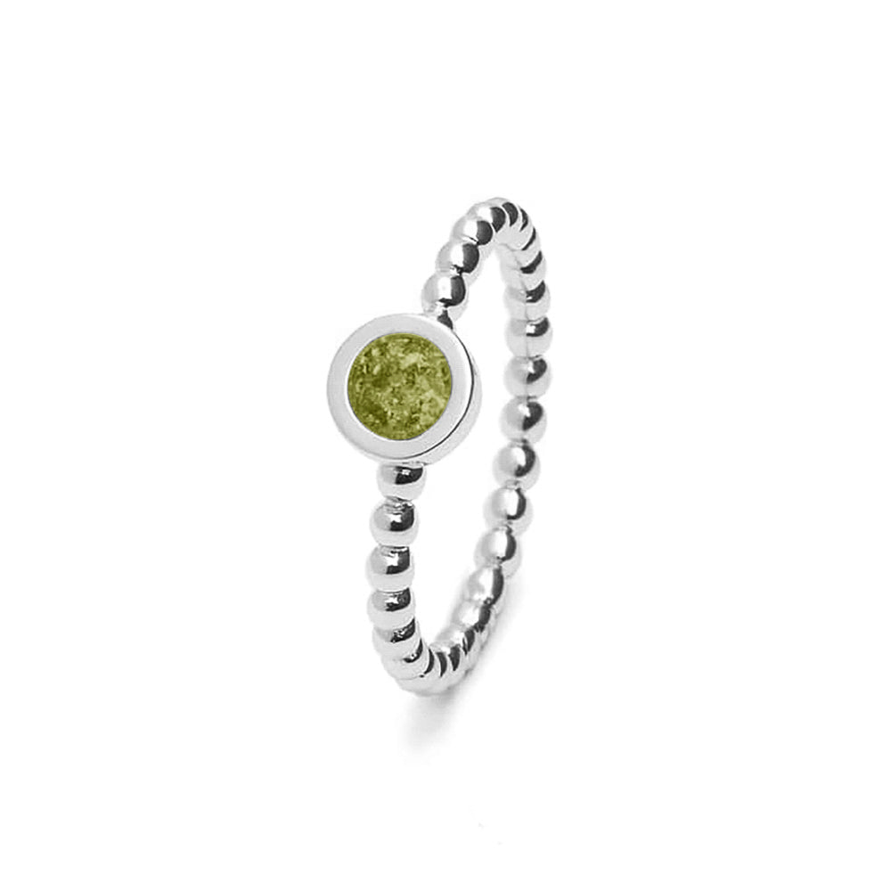 Diameter rondje: 6 mm, Ringband: 2 mm. Ring als gedenksieraad met een rondje er boven op , waar zichtbaar as of haar  in verwerkt wordt. Olive