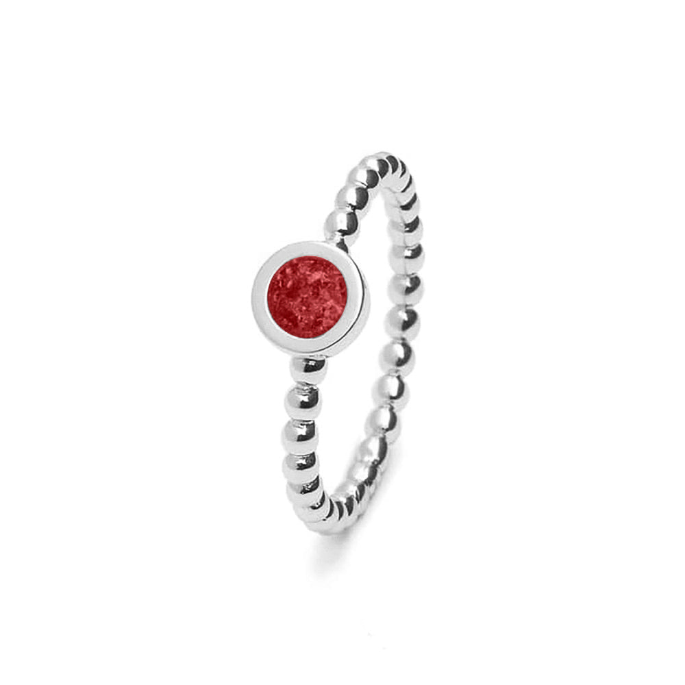 Diameter rondje: 6 mm, Ringband: 2 mm. Ring als gedenksieraad met een rondje er boven op , waar zichtbaar as of haar  in verwerkt wordt. Red