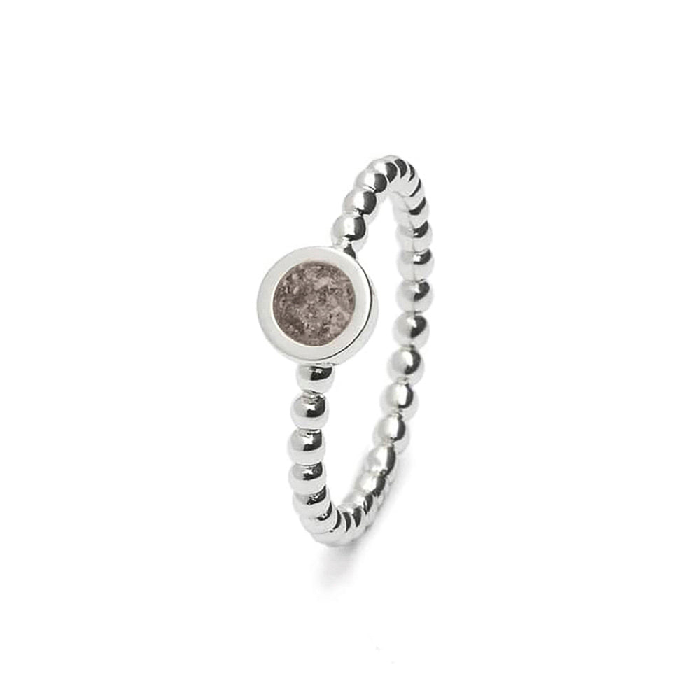 Diameter rondje: 6 mm, Ringband: 2 mm. Ring als gedenksieraad met een rondje er boven op , waar zichtbaar as of haar  in verwerkt wordt. Silver