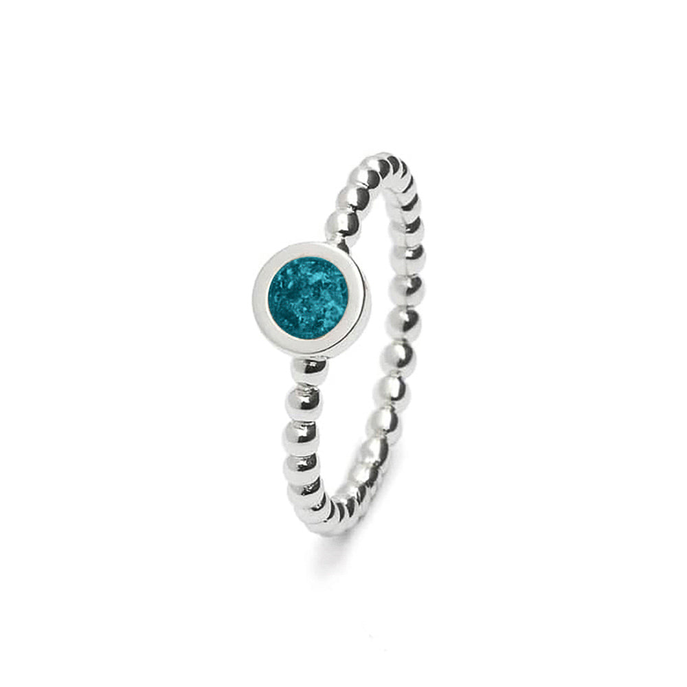 Diameter rondje: 6 mm, Ringband: 2 mm. Ring als gedenksieraad met een rondje er boven op , waar zichtbaar as of haar  in verwerkt wordt. Turquoise