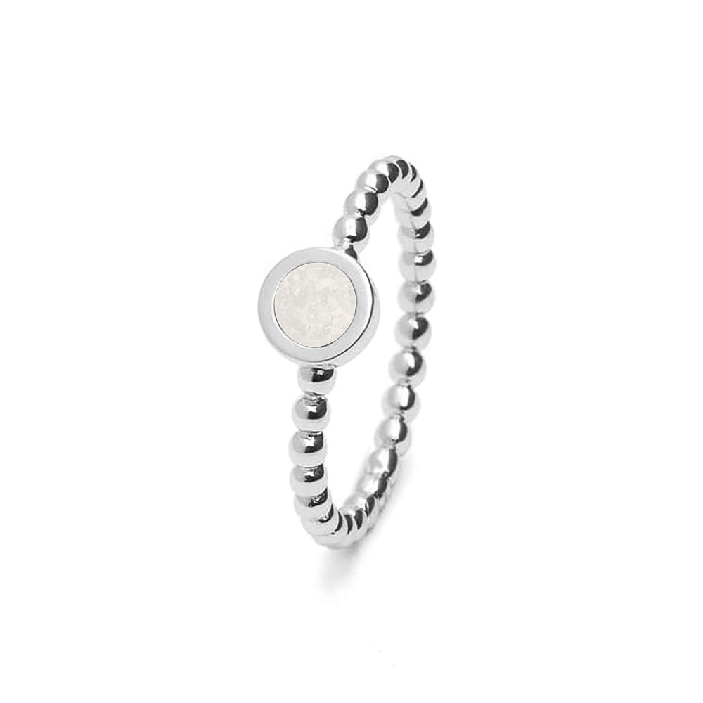 Diameter rondje: 6 mm, Ringband: 2 mm. Ring als gedenksieraad met een rondje er boven op , waar zichtbaar as of haar  in verwerkt wordt. White