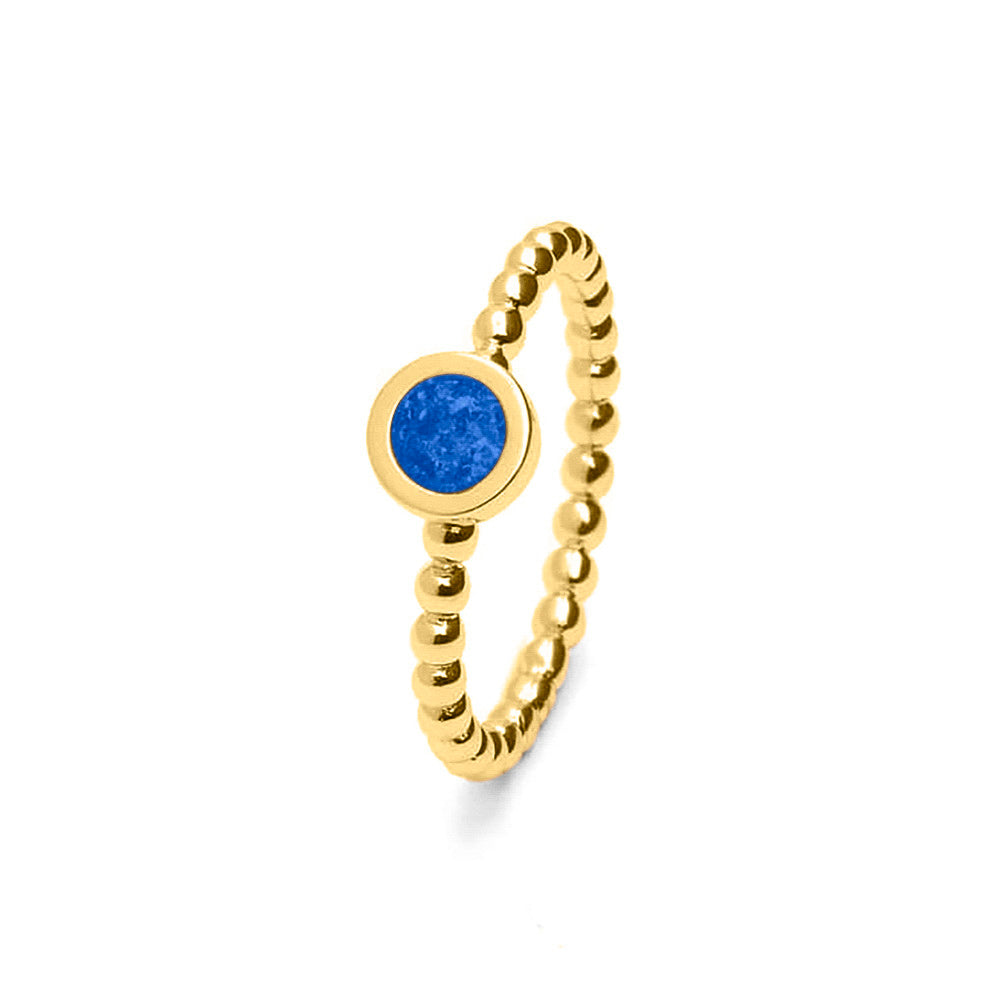 Diameter rondje: 6 mm, Ringband: 2 mm. Ring als gedenksieraad met een rondje er boven op , waar zichtbaar as of haar  in verwerkt wordt.  Blue