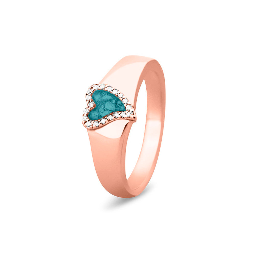Gedenksieraad, gladde ring waar aan de bovenzijde zichtbaar as of haar verwerkt wordt in een hartje, rondom gezet met zirkonia's of diamanten naar keuze. Aqua