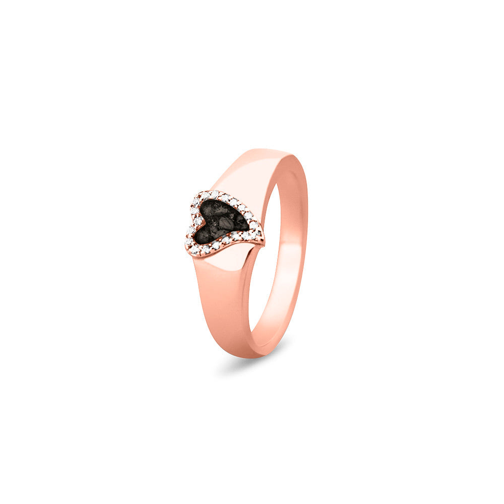 Gedenksieraad, gladde ring waar aan de bovenzijde zichtbaar as of haar verwerkt wordt in een hartje, rondom gezet met zirkonia's of diamanten naar keuze. Black