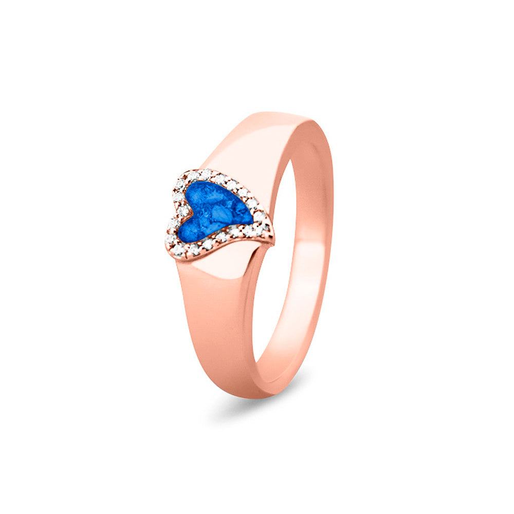 Gedenksieraad, gladde ring waar aan de bovenzijde zichtbaar as of haar verwerkt wordt in een hartje, rondom gezet met zirkonia's of diamanten naar keuze. Blue