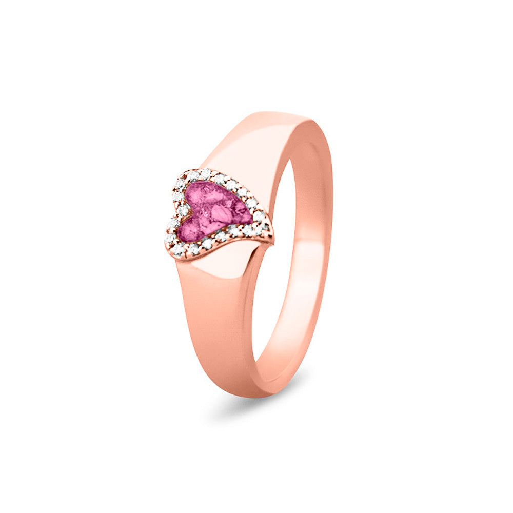 Gedenksieraad, gladde ring waar aan de bovenzijde zichtbaar as of haar verwerkt wordt in een hartje, rondom gezet met zirkonia's of diamanten naar keuze. Fluo