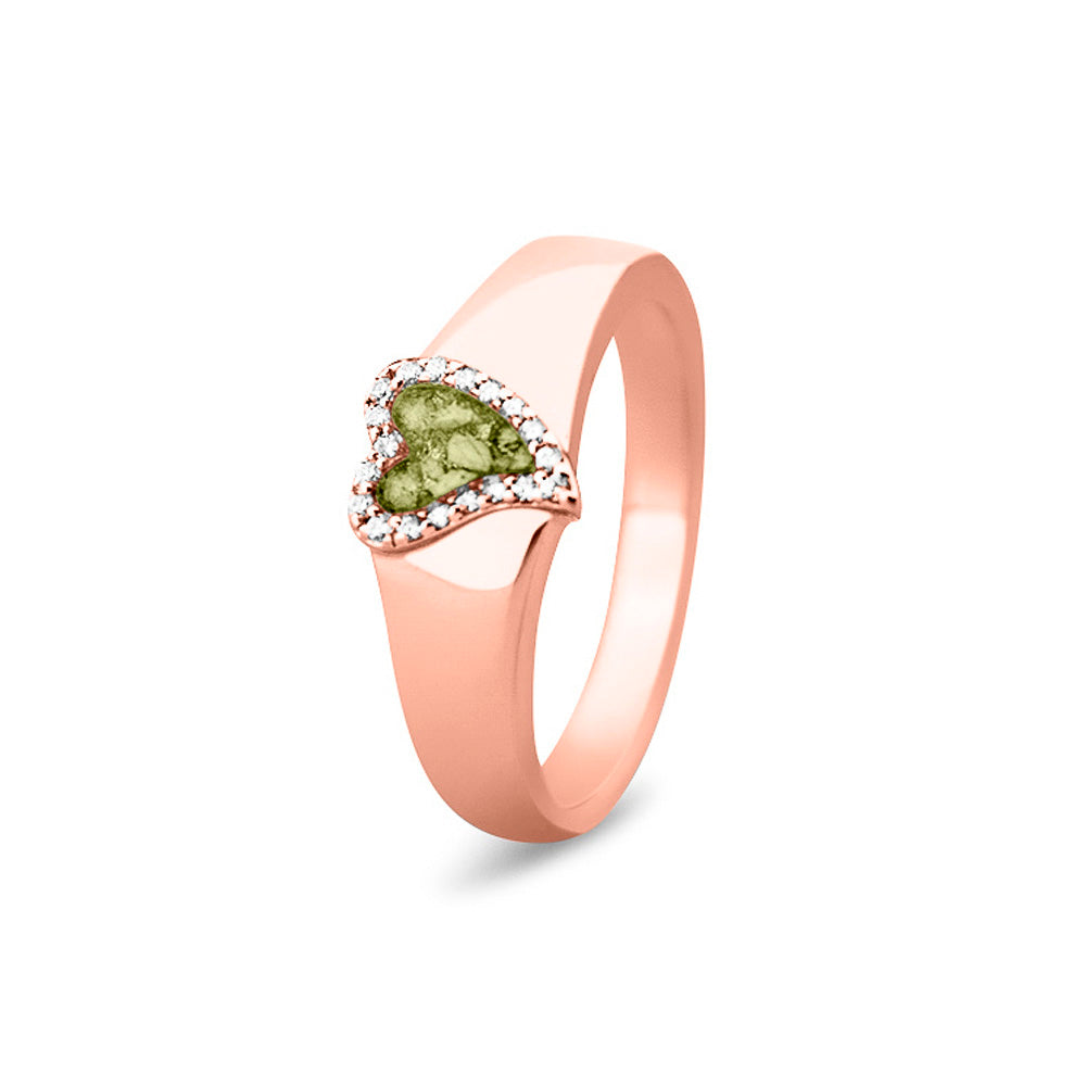 Gedenksieraad, gladde ring waar aan de bovenzijde zichtbaar as of haar verwerkt wordt in een hartje, rondom gezet met zirkonia's of diamanten naar keuze. Olive