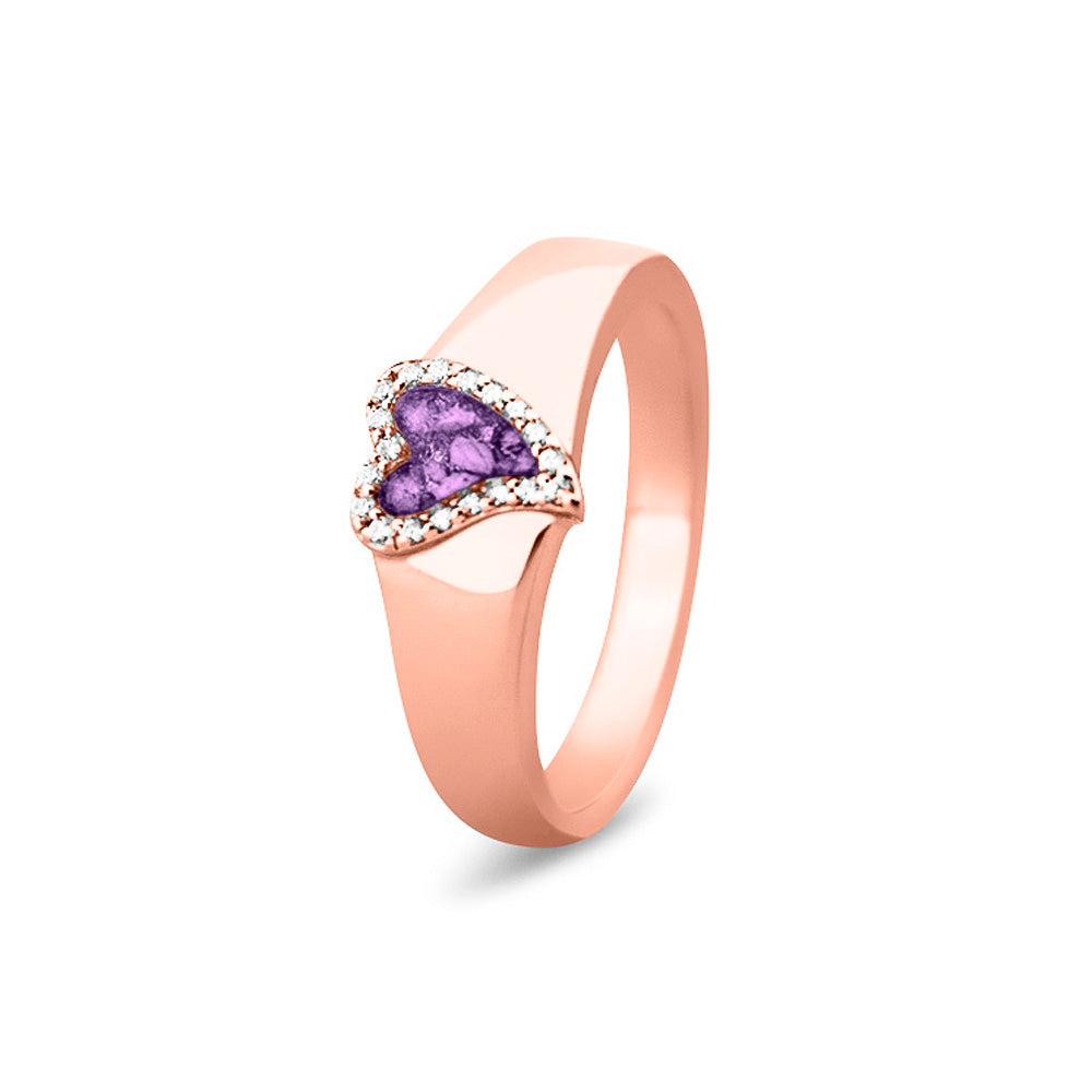 Gedenksieraad, gladde ring waar aan de bovenzijde zichtbaar as of haar verwerkt wordt in een hartje, rondom gezet met zirkonia's of diamanten naar keuze. Purple