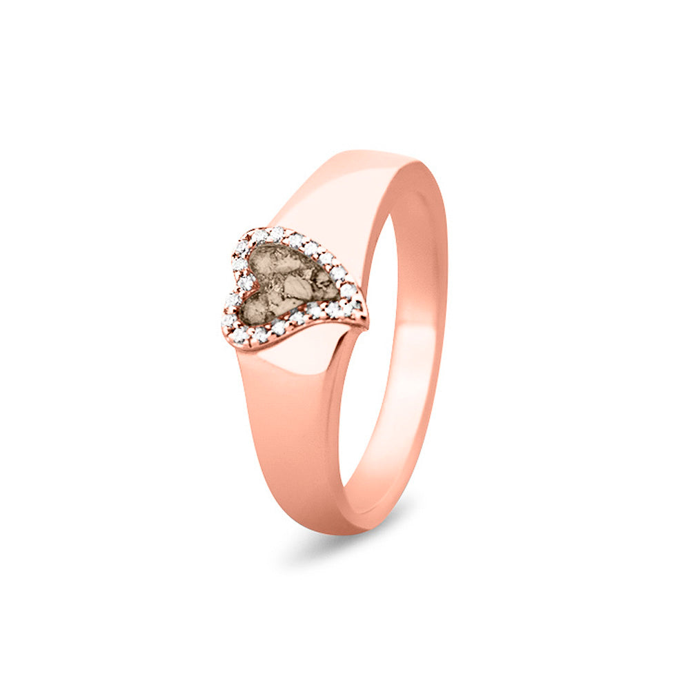 Gedenksieraad, gladde ring waar aan de bovenzijde zichtbaar as of haar verwerkt wordt in een hartje, rondom gezet met zirkonia's of diamanten naar keuze. Transparent