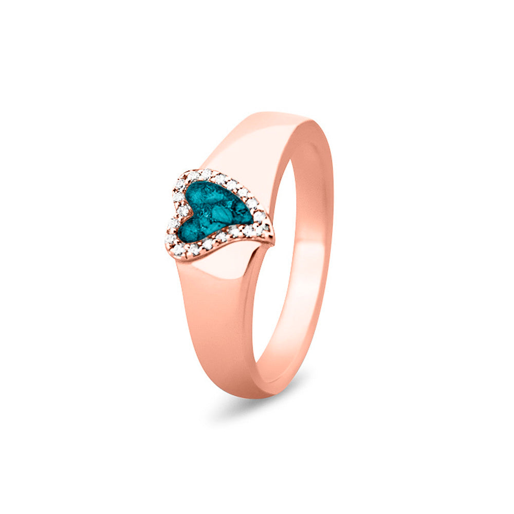 Gedenksieraad, gladde ring waar aan de bovenzijde zichtbaar as of haar verwerkt wordt in een hartje, rondom gezet met zirkonia's of diamanten naar keuze. Turquoise
