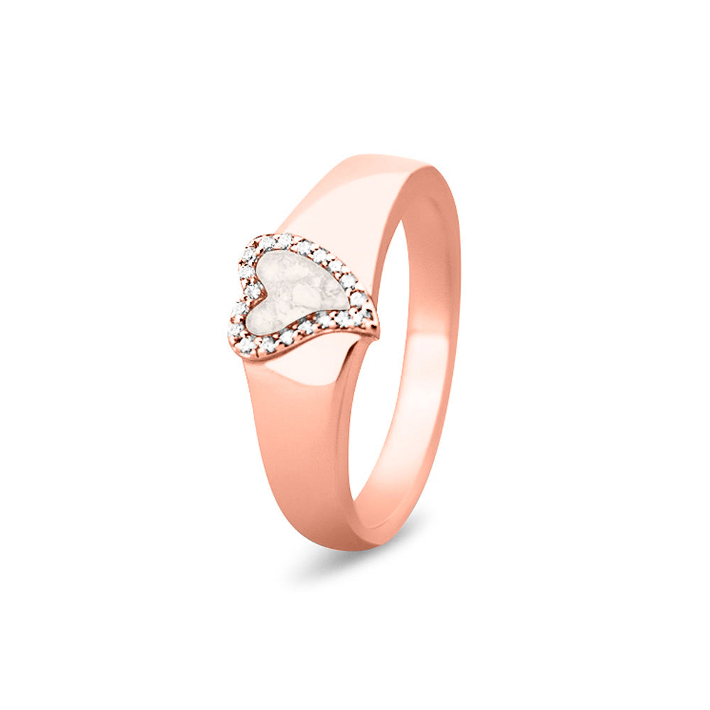 Gedenksieraad, gladde ring waar aan de bovenzijde zichtbaar as of haar verwerkt wordt in een hartje, rondom gezet met zirkonia's of diamanten naar keuze. White