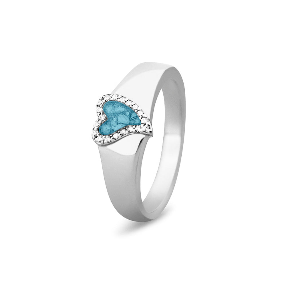 Gedenksieraad, gladde ring waar aan de bovenzijde zichtbaar as of haar verwerkt wordt in een hartje, rondom gezet met zirkonia's of diamanten naar keuze. Baby