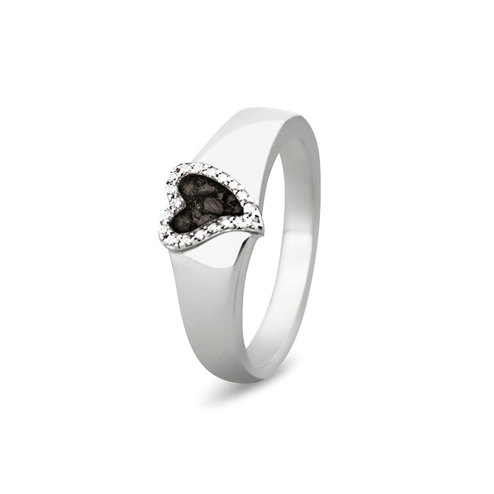 Gedenksieraad, gladde ring waar aan de bovenzijde zichtbaar as of haar verwerkt wordt in een hartje, rondom gezet met zirkonia's of diamanten naar keuze. Black