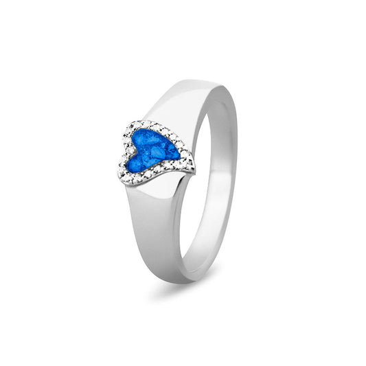 Gedenksieraad, gladde ring waar aan de bovenzijde zichtbaar as of haar verwerkt wordt in een hartje, rondom gezet met zirkonia's of diamanten naar keuze. Blue