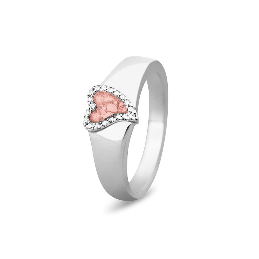 Gedenksieraad, gladde ring waar aan de bovenzijde zichtbaar as of haar verwerkt wordt in een hartje, rondom gezet met zirkonia's of diamanten naar keuze. blush