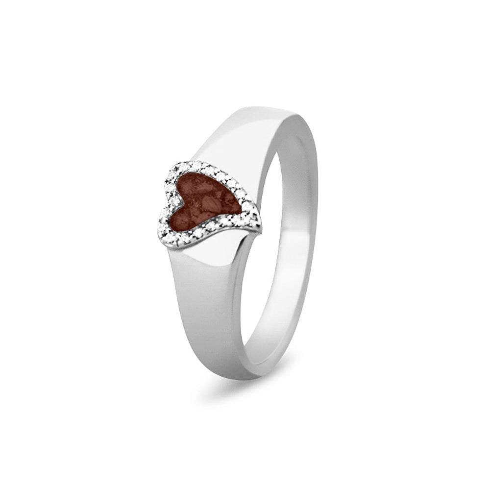 Gedenksieraad, gladde ring waar aan de bovenzijde zichtbaar as of haar verwerkt wordt in een hartje, rondom gezet met zirkonia's of diamanten naar keuze. brown