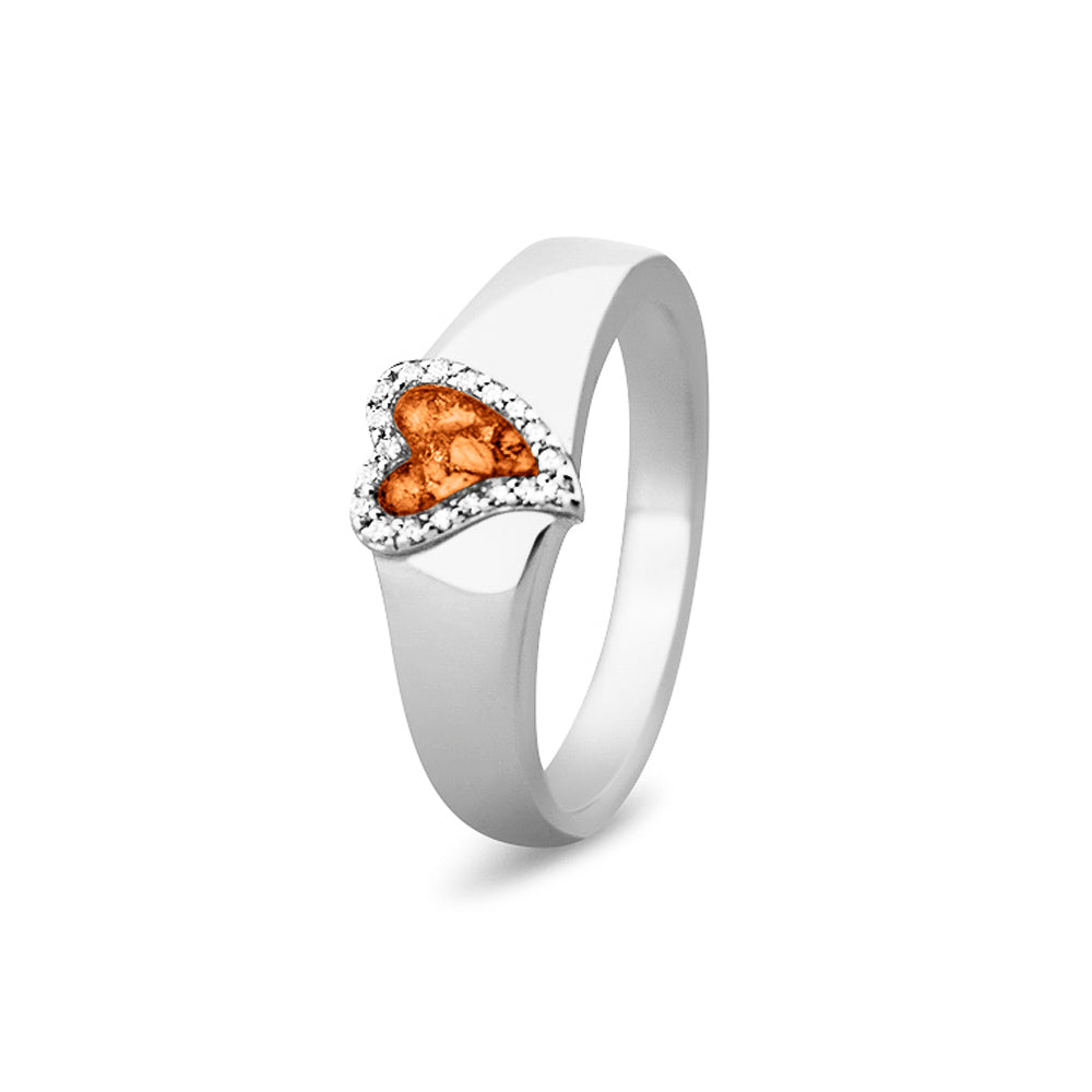 Gedenksieraad, gladde ring waar aan de bovenzijde zichtbaar as of haar verwerkt wordt in een hartje, rondom gezet met zirkonia's of diamanten naar keuze. Orange