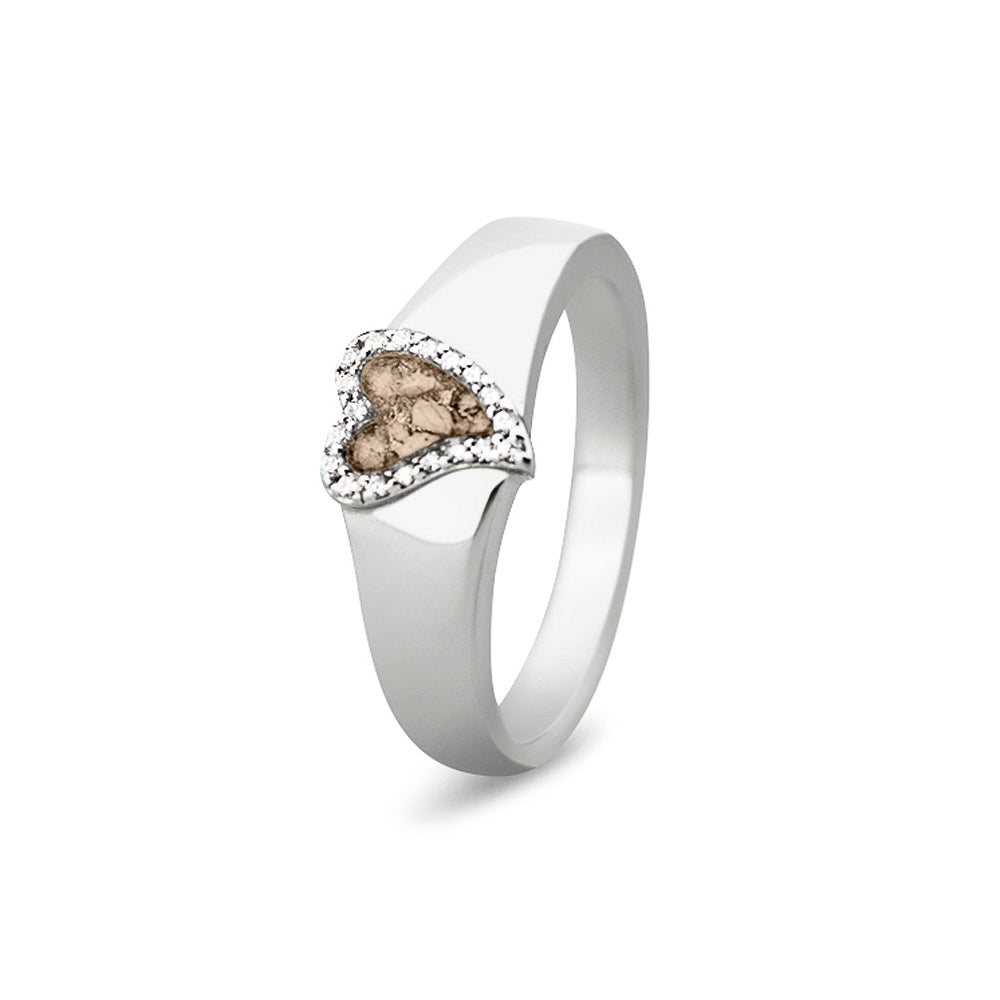 Gedenksieraad, gladde ring waar aan de bovenzijde zichtbaar as of haar verwerkt wordt in een hartje, rondom gezet met zirkonia's of diamanten naar keuze. Transparent