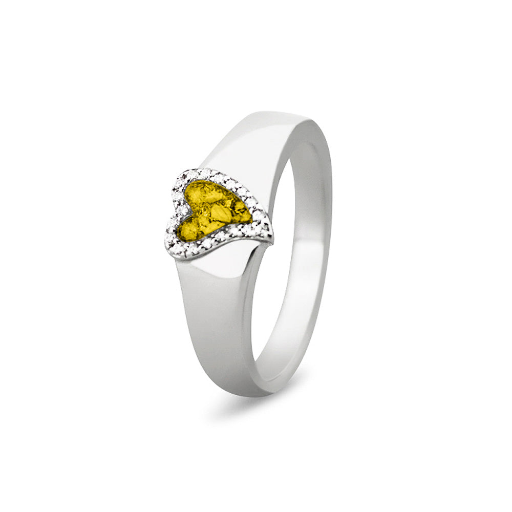 Gedenksieraad, gladde ring waar aan de bovenzijde zichtbaar as of haar verwerkt wordt in een hartje, rondom gezet met zirkonia's of diamanten naar keuze. Yellow