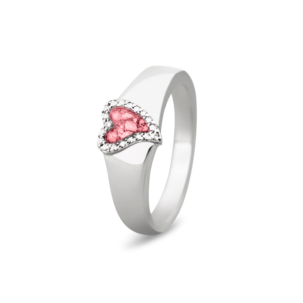 Gedenksieraad, gladde ring waar aan de bovenzijde zichtbaar as of haar verwerkt wordt in een hartje, rondom gezet met zirkonia's of diamanten naar keuze. Soft