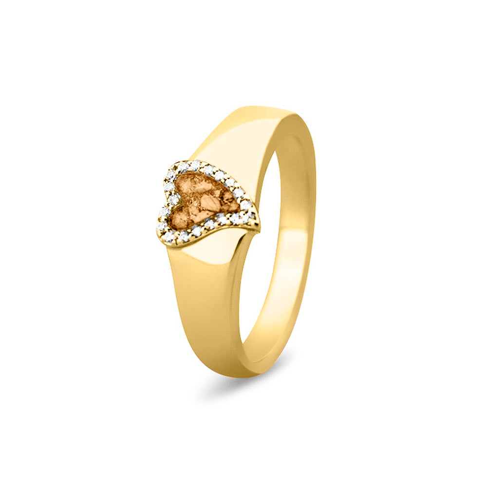 Gedenksieraad, gladde ring waar aan de bovenzijde zichtbaar as of haar verwerkt wordt in een hartje, rondom gezet met zirkonia's of diamanten naar keuze. Gold
