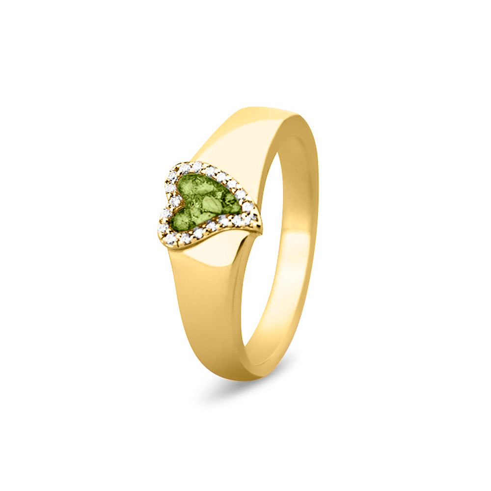 Gedenksieraad, gladde ring waar aan de bovenzijde zichtbaar as of haar verwerkt wordt in een hartje, rondom gezet met zirkonia's of diamanten naar keuze. Green