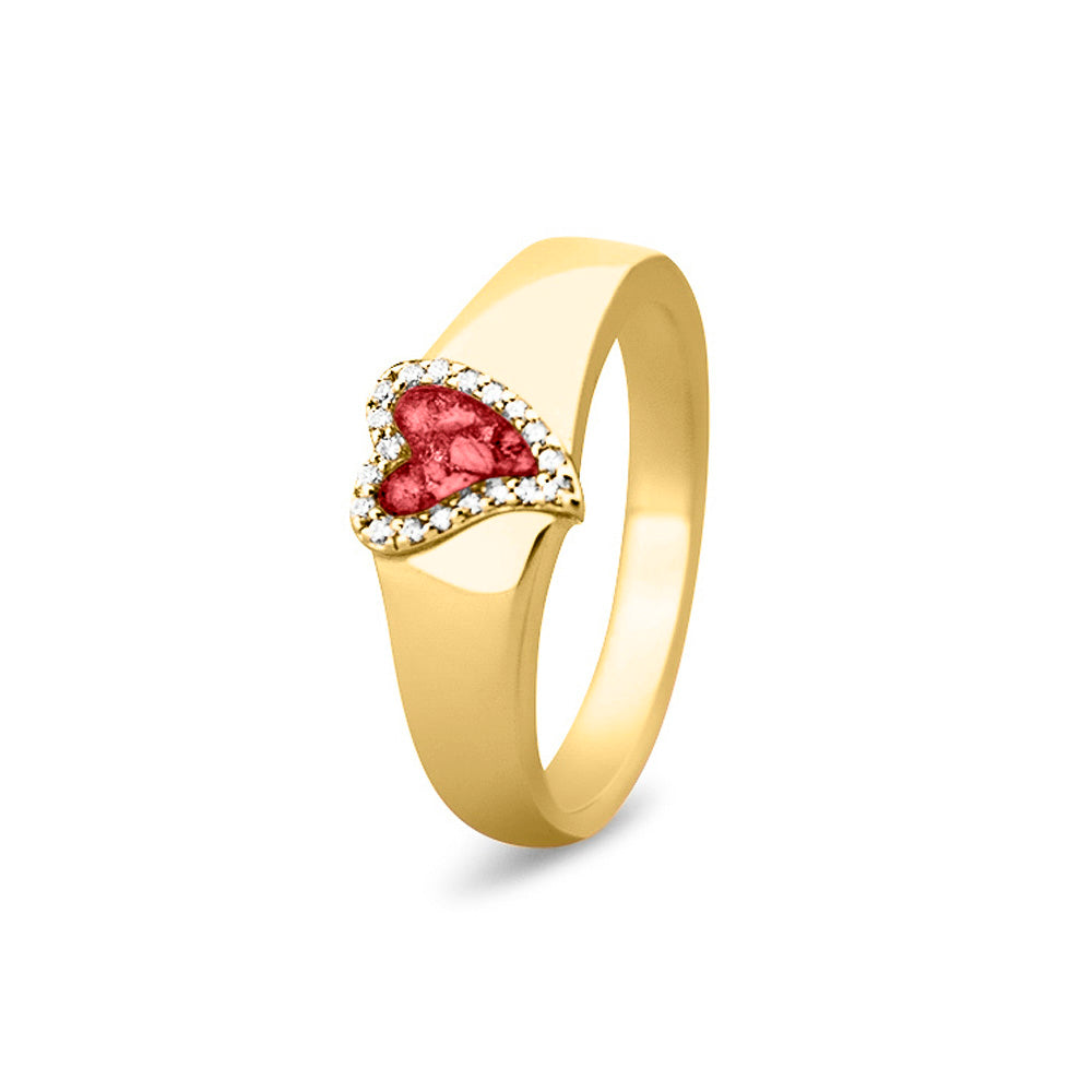 Gedenksieraad, gladde ring waar aan de bovenzijde zichtbaar as of haar verwerkt wordt in een hartje, rondom gezet met zirkonia's of diamanten naar keuze. Red