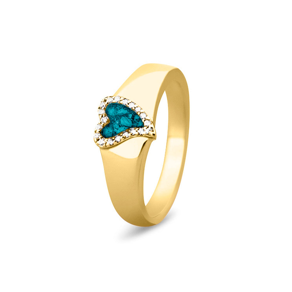 Gedenksieraad, gladde ring waar aan de bovenzijde zichtbaar as of haar verwerkt wordt in een hartje, rondom gezet met zirkonia's of diamanten naar keuze. Turquoise